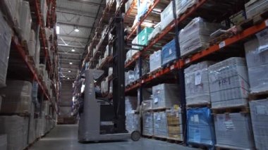 Forklift raftan mal alır. Çerçeveyi terk eder. 4k Yavaş Mo