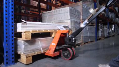 Yakın çekim paleti asansörde bırakır. Lojistik deposu. 4k Yavaş Mo