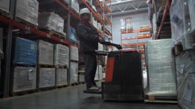 Malları lojistik depoda sıralayın. İşçi paletleri kutularla birlikte koyar. 4k Yavaş Mo