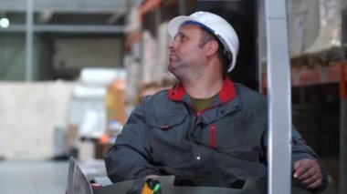 Lojistik bir depo işçisinin yüzü. Bir adam özel bir teknikle at alar. 4k Yavaş Mo