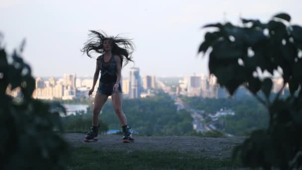 Une très belle fille saute énergiquement dans des chaussures de kango dans le parc. Mo lent 4K — Video