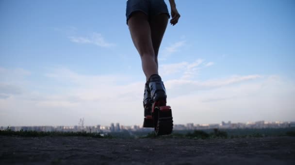 Mooie been springt in angoo springt schoenen. Een jonge vrouw in korte shorts is bezig met buitensporten. 4k slow mo — Stockvideo