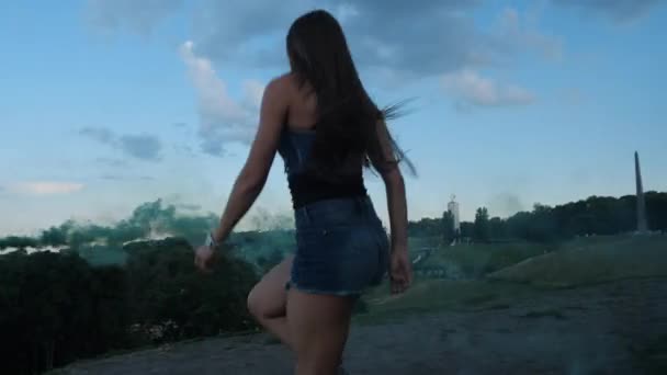 Eine junge Frau tanzt wunderschön in Angoo-Springschuhen, in grünem Rauch. 4k langsam mo — Stockvideo