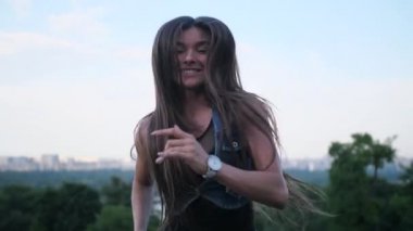 Kızların yüzünü kapatın, sonra da ayaklarının üzerinde panorama. Kız angoo atlar botatlar. 4k Yavaş Mo