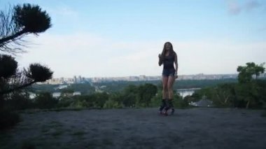 angoo atlar. Şehrin arka planına atlayan seksi kız. 4k Yavaş Mo
