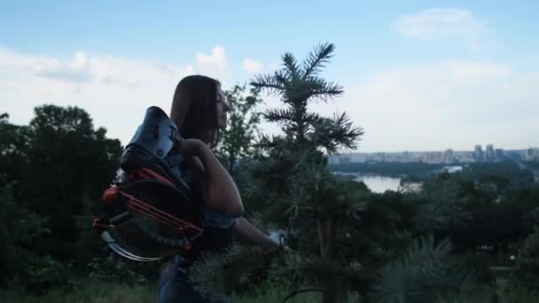 その少女は公園に行く。アングージャンプブーツは肩を通して運ばれる。4k スローモー — ストック動画