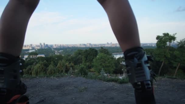 A kilátás a városra, a mozgás a kamera vissza, a keretben jelennek meg a női lábak angoo ugrik csizma. A lány jumping. 4k lassú Mo — Stock videók