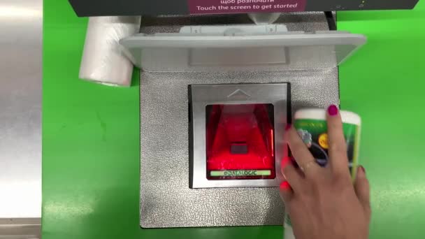 Nahaufnahme. Warenscanner im Supermarkt. Eine weibliche Hand trägt Waren auf dem Scanner. 4k langsam mo — Stockvideo