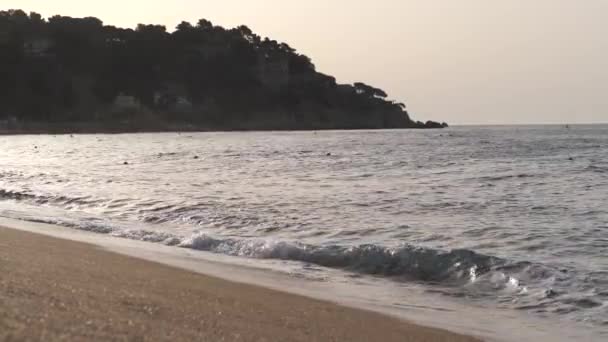 Pantai berpasir yang indah. Saat matahari terbenam siluet gunung di mana rumah-rumah dan kastil berdiri. 4K Mo Pelan — Stok Video