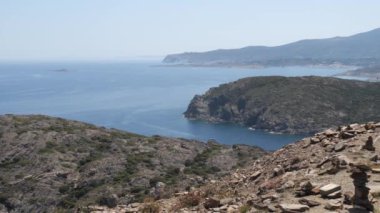 Okyanustaki dağ adası. Dağın tepesinde muhteşem manzara. 4k Yavaş Mo