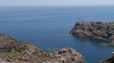 Panorama, dağdan mavi okyanus ve kayalıkların güzel bir görünümü. 4k Yavaş Mo