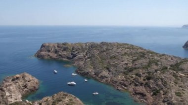 Okyanusun dağ kıyısı. Gemilerin olduğu körfezin manzarası. 4k Yavaş Mo