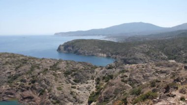 Sakin, el değmemiş doğa. Okyanus ve kayalar. 4k Yavaş Mo