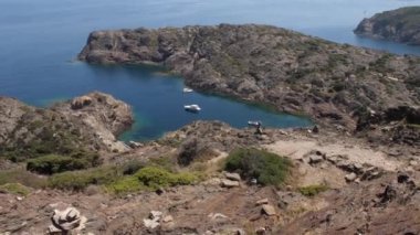 Güzel kayalıkkayalıklar, masmavi okyanus ve mavi gökyüzü. 4k Yavaş Mo