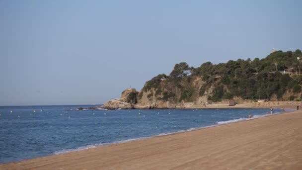 Time lapse vita sulla spiaggia. Le onde hanno colpito la riva, i gabbiani volano, la gente corre. 4K Lento Lu — Video Stock