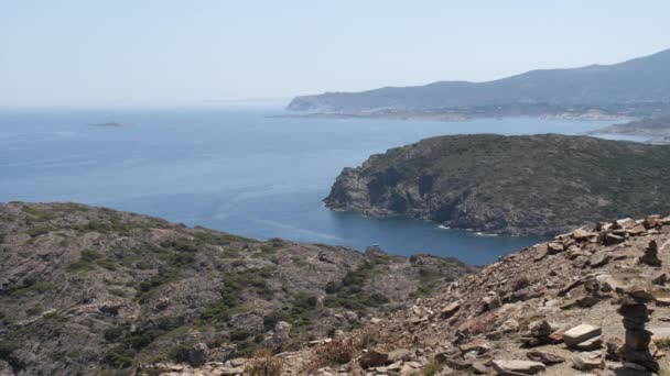 Berg eiland op de Oceaan. Spectaculair landschap op de top van de berg. 4k slow mo — Stockvideo