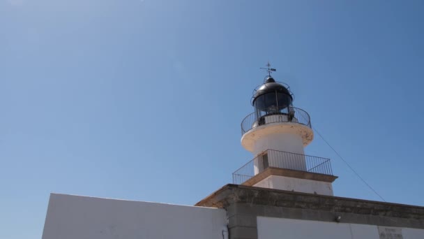 Vuurtoren op Cap de Creus in Spanje. Toren tegen de blauwe lucht. 4k slow mo — Stockvideo