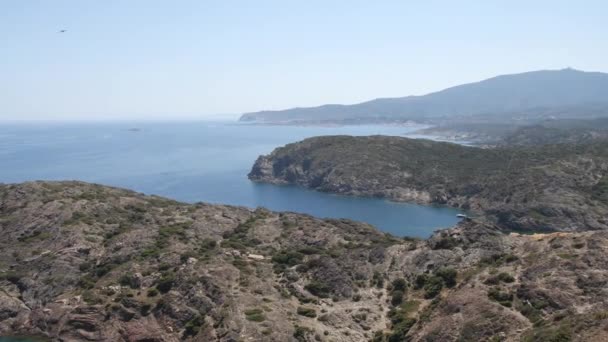 Panorama sobre el océano. Montones de rocas, aguas tranquilas y barcos en la bahía. 4K Slow Mo — Vídeo de stock