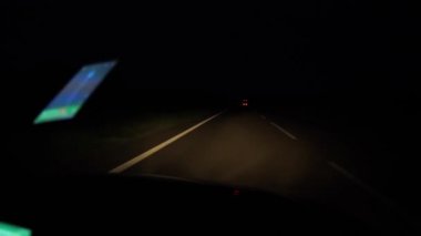 Gece yolu boyunca sür. Arabadan ateş ediyor. 4k Yavaş Mo