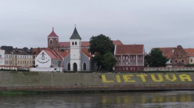 Litvanya. Vilnius şehri. Nehir akar. Diğer tarafta güzel üniversite binası var. 4k Yavaş Mo