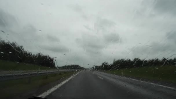 Gotas de chuva na janela do carro, transporte move-se na estrada fora da cidade. 4K Mo lento — Vídeo de Stock