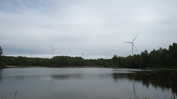 Windmolens zijn boven het water, de messen draaien. 4k slow mo — Stockvideo