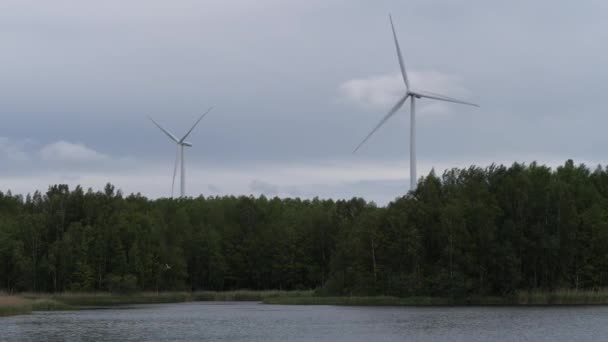 Moinhos de vento gigantes geram energia. 4K Mo lento — Vídeo de Stock