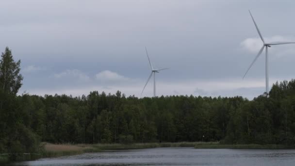 Panorama de la cámara en el molino de viento al molino de viento, que se encuentran en la naturaleza del lago. 4K Slow Mo — Vídeos de Stock