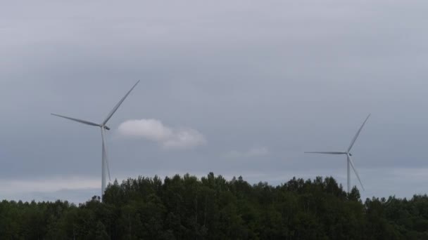 Windkraftanlagen, die im Wald arbeiten. 4k langsam mo — Stockvideo