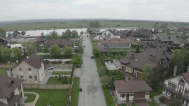 Avrupa'da villalar. Bir yüzme havuzu, futbol sahası, plaj, göl ile lüks evler üzerinde uçuş. 4k Yavaş Mo