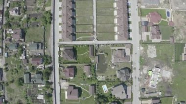 İhA'dan ateş etmek. Göl yakınında bulunan pahalı evler ile özel sektör. 4k Yavaş Mo