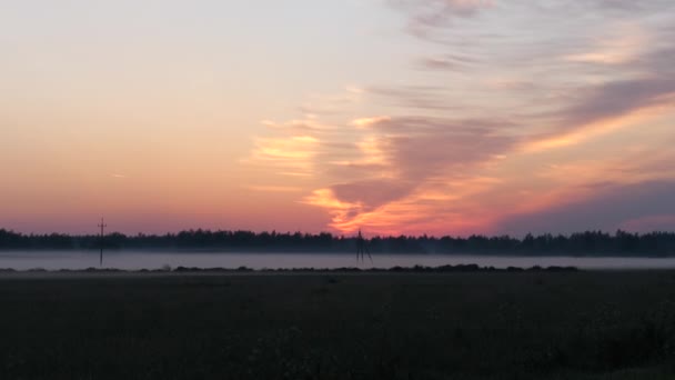 Widok kojący. Piękne jezioro we mgle, niebo jest pomarańczowe. 4K slow mo — Wideo stockowe