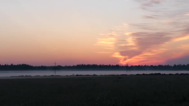 Piękny krajobraz. Zachód słońca. Pomarańczowe niebo. Jezioro w mgle. 4K slow mo — Wideo stockowe