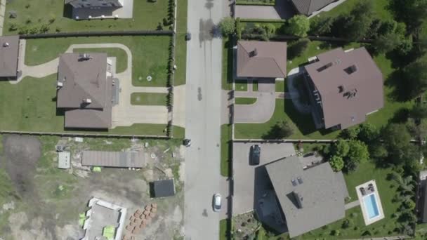 Tirer depuis les airs. Villas de luxe avec piscine, terrain de football, plage et lac. Mo lent 4K 