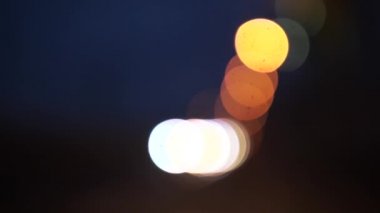Soyutlanmış arabaların olduğu gece yolu. Yaklaşan arabaların ışıkları bulanık. 4k Ağır çekim