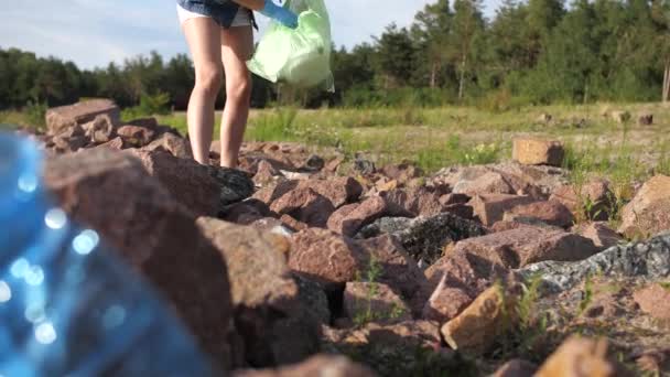 Девушка-волонтер удаляет пластик на берегу моря. Загрязнение окружающей среды 4K Slow Mo — стоковое видео