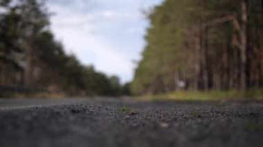 Bir araba geçiyor. Şoför yola plastik bir şişe fırlattı. 4k Ağır çekim