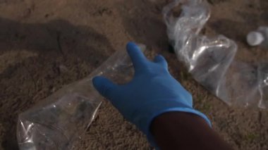 Eldeki plastik çöpleri toplayan kameranın hareketi. Çevre kirliliği. 4k Ağır çekim