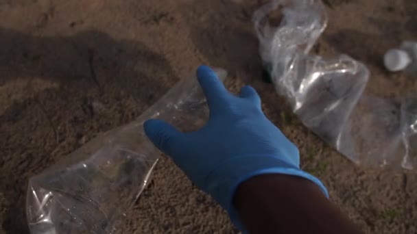 Le mouvement de la caméra à la main, qui recueille les déchets en plastique. Pollution de l'environnement. Mo lent 4K — Video