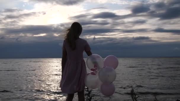 Mycket vacker himmel och hav. Mot bakgrund av landskapet är en modell med bollar i händerna. 4k Långsam Mo — Stockvideo