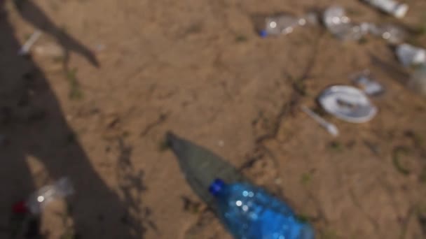 Gros plan. Le mouvement de la caméra à portée de main, qui recueille les déchets plastiques dans un paquet. Mo lent 4K — Video