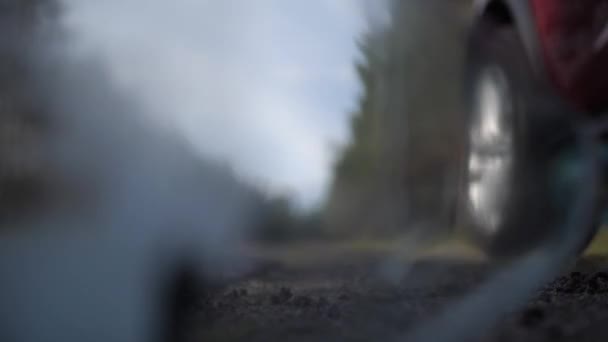 Road pollution. The driver threw a plastic bottle out of the car window. 4K Slow Mo — Stok video