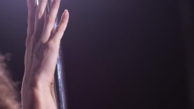 Yakın plan. Bir dişi el direğin üzerinde süzülüyor. 4k Ağır çekim