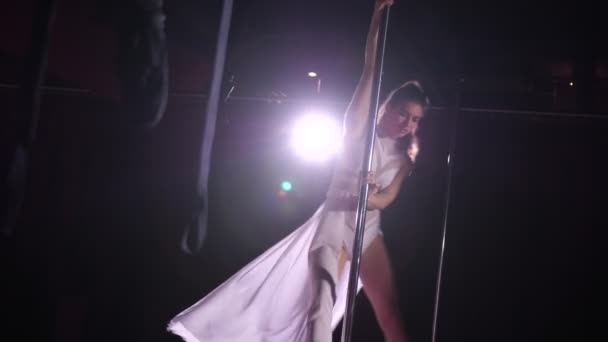 아주 관능적 인 나일론 춤이지. 한 아름다운 소녀가 빙글빙글 돌며 거꾸로 매달려 있다. 4K 슬로우 모 — 비디오