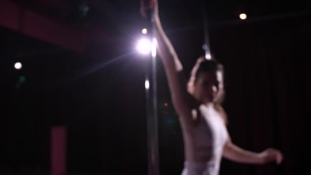 Defocalizarea dansatorului, care se învârte în jurul pilonului. 4K Slow Mo — Videoclip de stoc