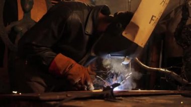 Kaynakçının işi bu. Fabrikadaki kaynak işlemi..