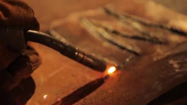 The welding process, the camera goes into defocus. Spray molten metal. — Stock Video