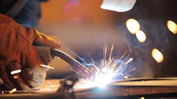 Panorama from the welding process on the face of the worker who are masked. — Stock Video