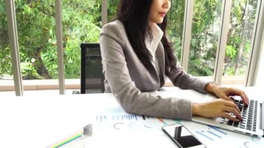 Akıllı Asyalı iş kadın ofis binasında İnceleme belgesi ile çalışma