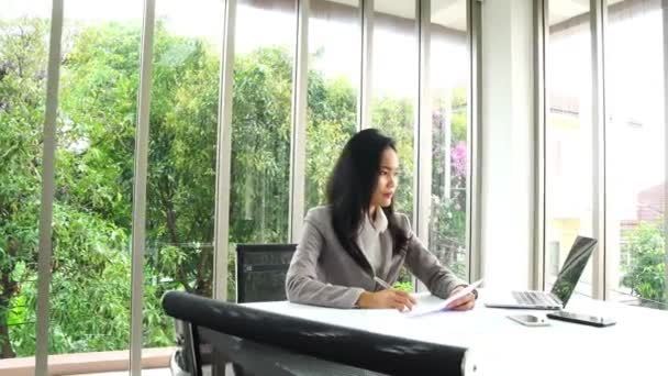 聪明的亚洲商业女性在办公楼与审查文件的工作 — 图库视频影像